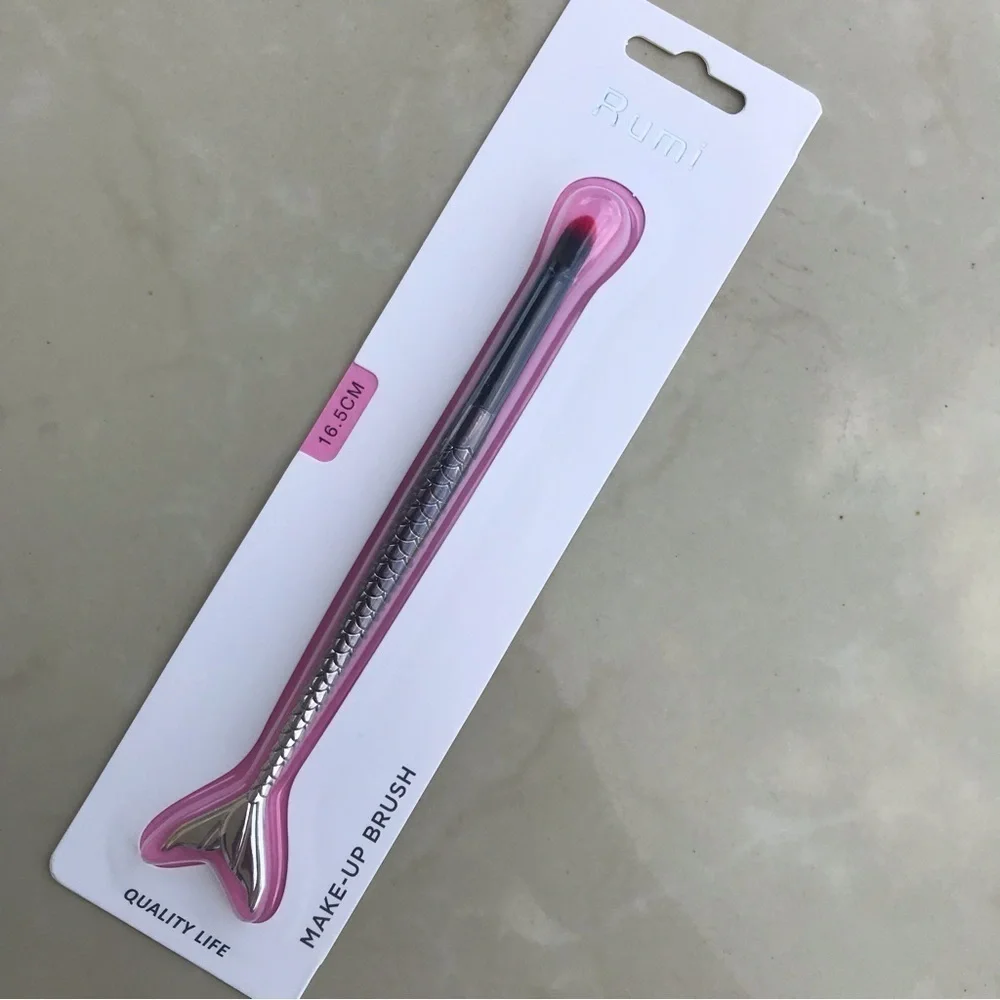 Rumi Mermaid Tail Flat Shader Eyeshadow Brush Silver NWT